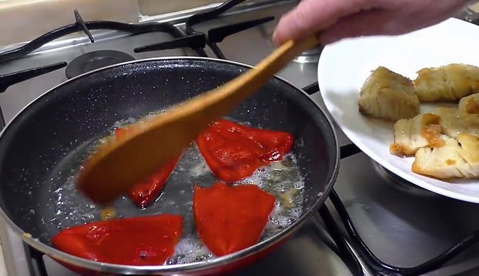Añadir los pimientos del piquillo a la sartén para que se impregnen del sabor del aceite. Freírlos ligeramente por ambos lados.