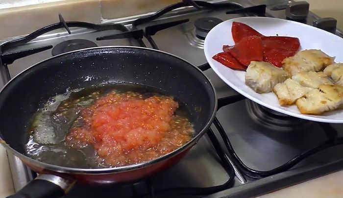 Agregar el tomate rallado a la sartén y freírlo a fuego lento hasta que esté bien frito.