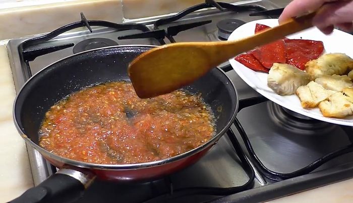 En una cacerola, calentar el agua con la pastilla de concentrado de pescado.