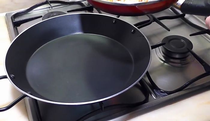 Pasar el arroz a la paellera.