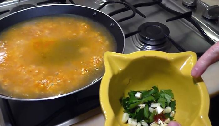 Preparar la picada: picar finamente el perejil, el ajo y el azafrán en un mortero.