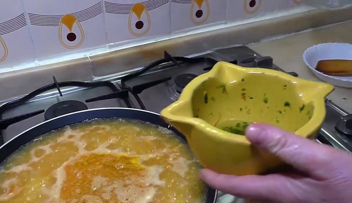 Agregar la picada al arroz en la paellera.