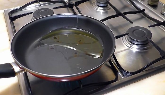Poner el aceite (3 cucharadas aprox.) en una sartén y calentar.