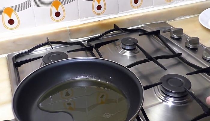 Freír el bacalao a fuego medio-alto, hasta que esté dorado. Colocar las piezas con la piel hacia abajo.