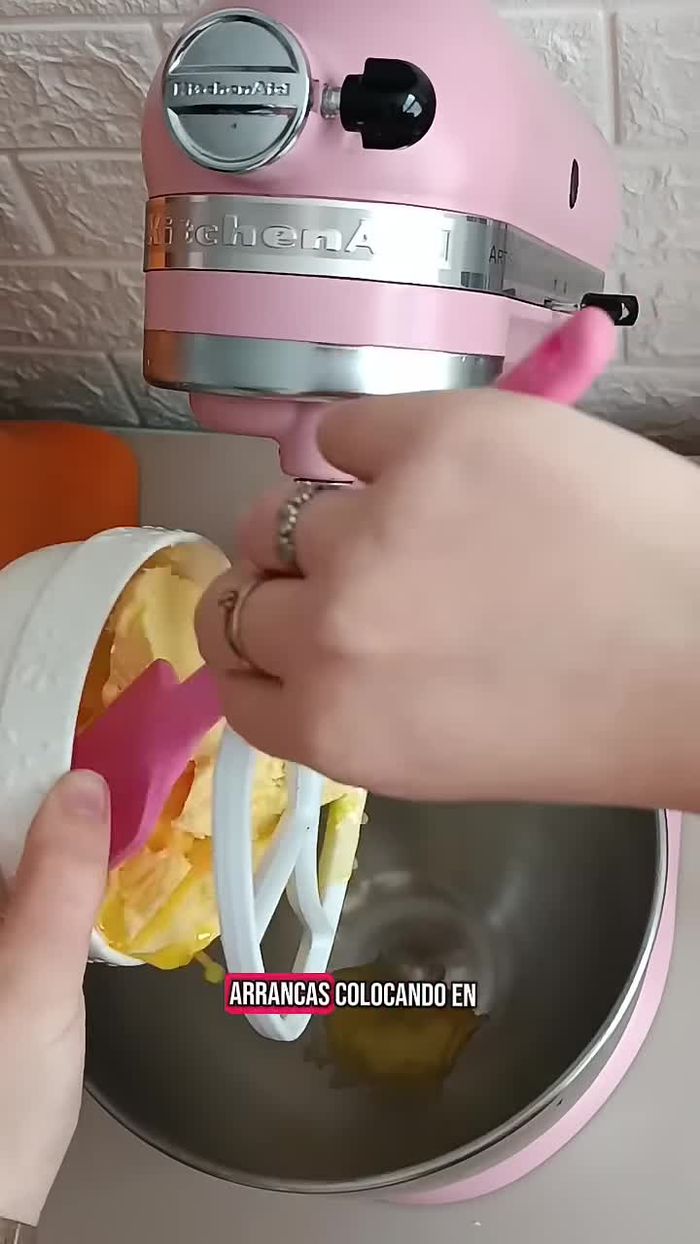 En un bowl, batir la manteca con el azúcar impalpable y la vainilla. Puedes hacerlo a mano o con una batidora.