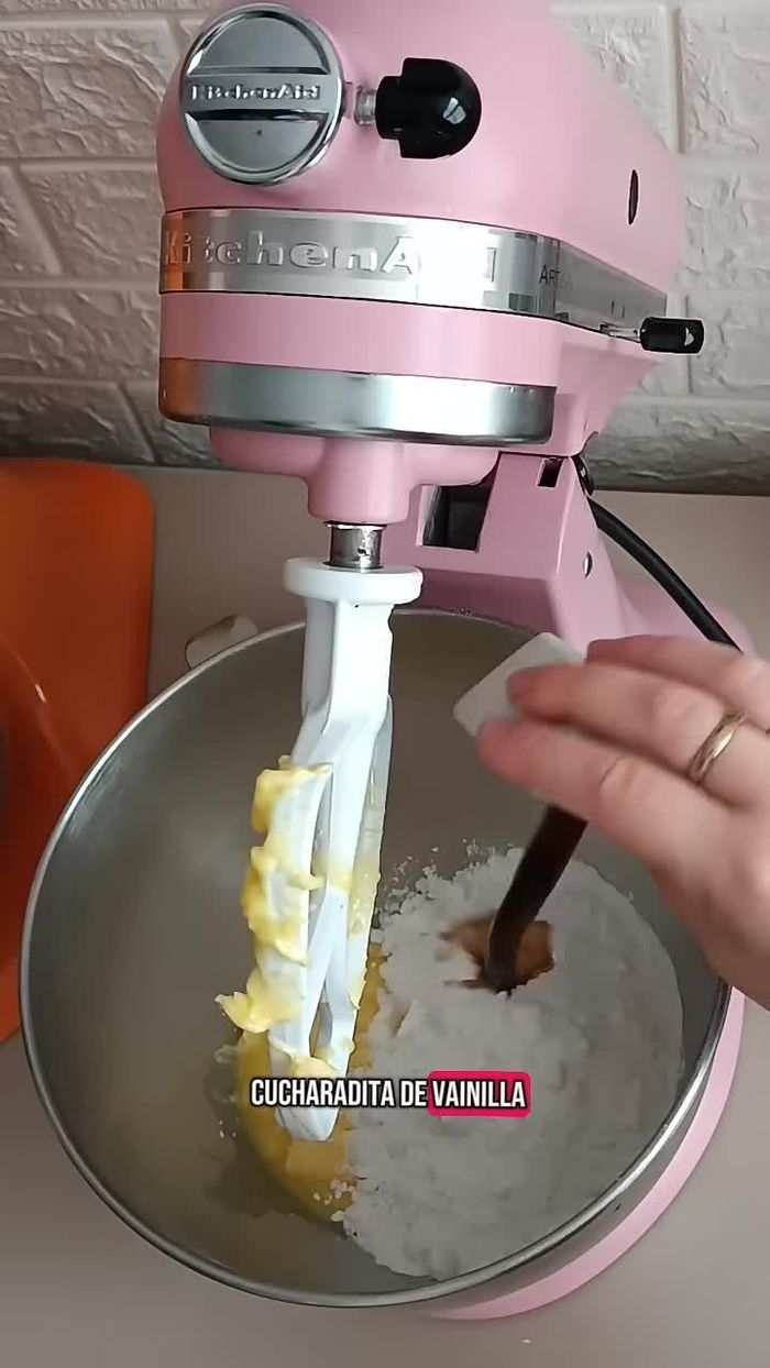 Agregar las yemas de huevo y mezclar bien. (Nota: La receta original indica que se está haciendo una producción grande; las cantidades exactas para una tartaleta de 20 cm se encuentran en la descripción del video original).