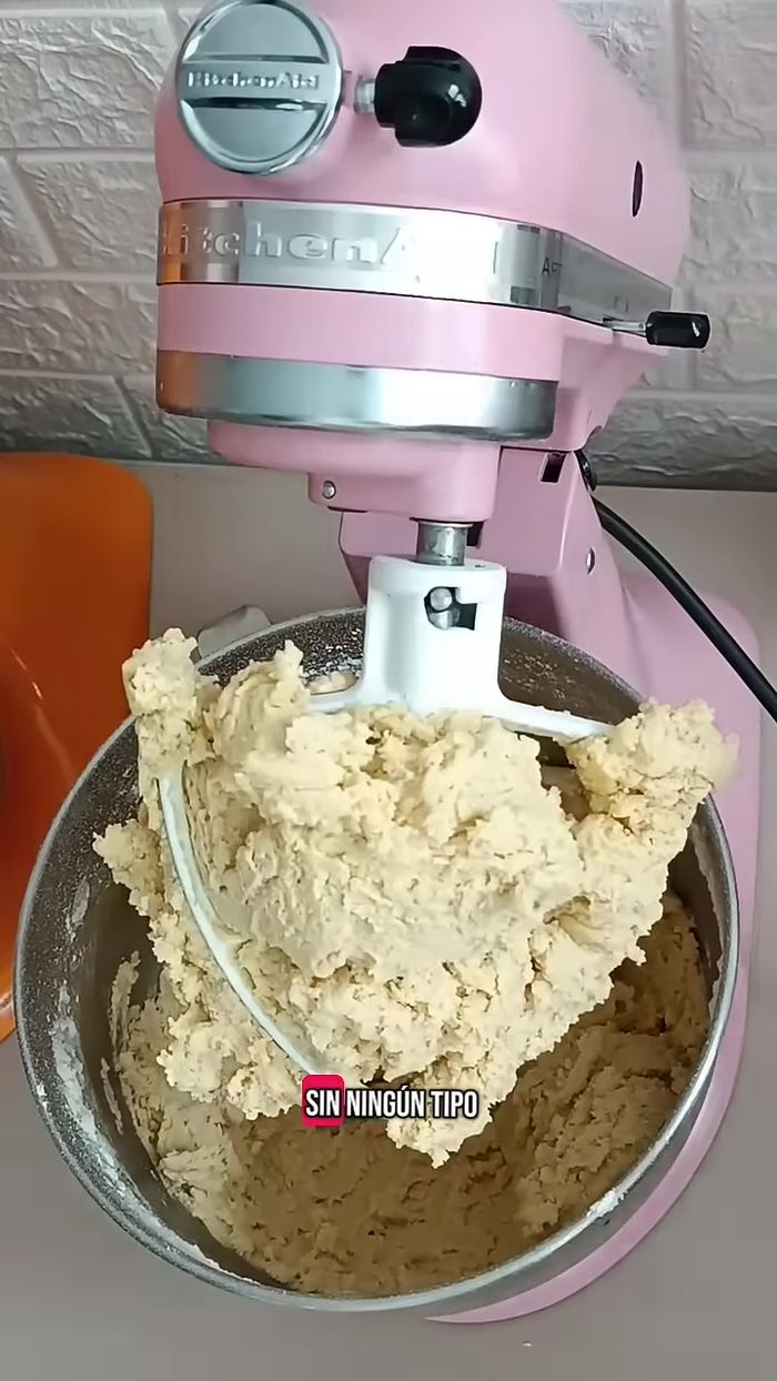 Incorporar la harina 4 sin polvo leudante y mezclar hasta obtener una masa homogénea.