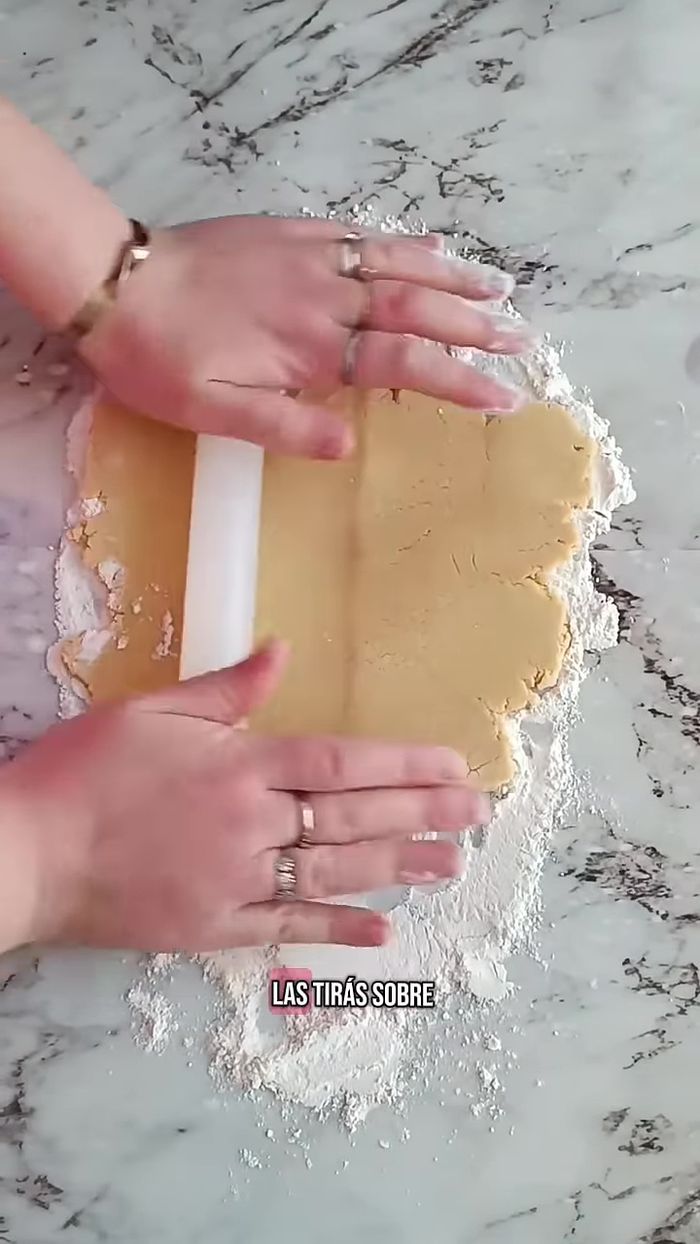 Sobre una superficie enharinada, estirar la masa y forrar un molde tartaleta desmontable de 20 cm de diámetro. Pinchar la base con un tenedor.