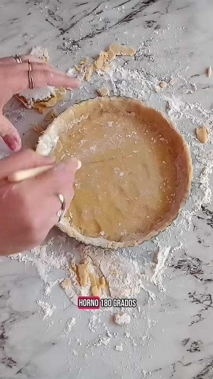 Pre-cocinar la masa en el horno a 180°C durante 12 minutos, hasta que se dore ligeramente.