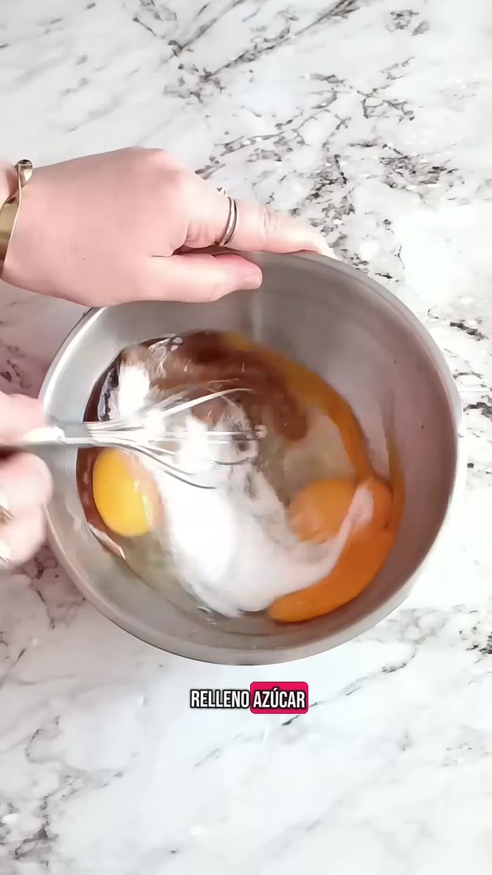 Para el relleno: Batir ligeramente el azúcar, los huevos y la vainilla hasta integrar.