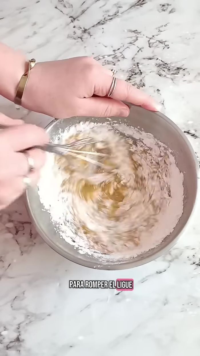 Agregar la maicena o fécula de maíz y la crema de leche. Mezclar bien.