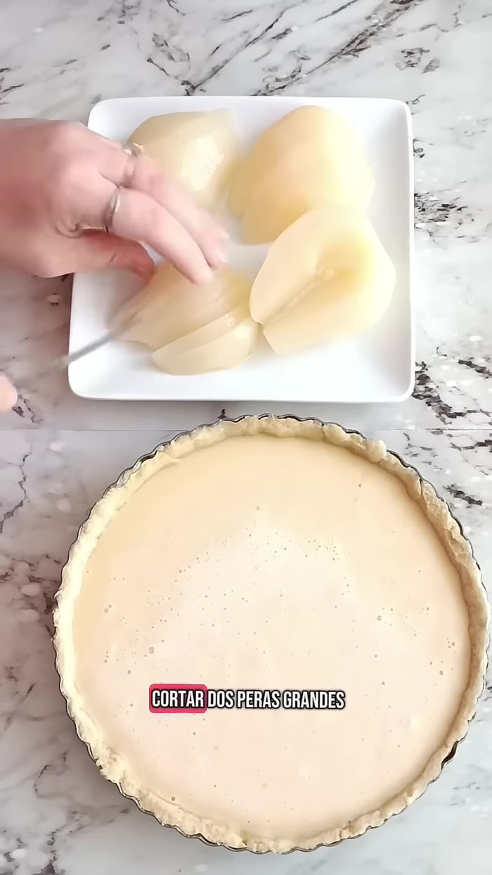 Cortar las peras en rodajas (previamente hervidas o crudas). Colocarlas sobre el relleno.