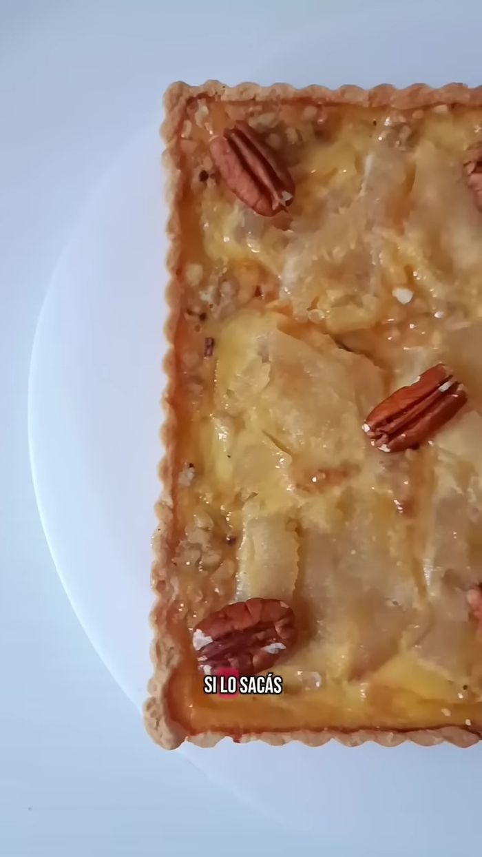 Dejar enfriar un poco antes de servir. Se recomienda disfrutarla tibia con una bocha de helado.