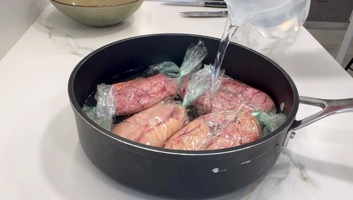 Cubrir las huevas con agua fría. (47.84)
