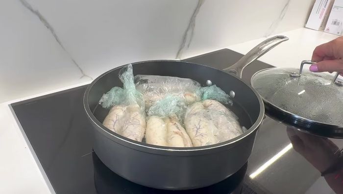 Llevar la olla al fuego moderado. Una vez que empiece a hervir, cocinar entre 12 y 14 minutos, dependiendo del tamaño de las huevas. (54.16)