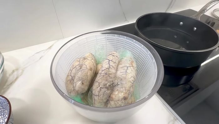 Pasar las huevas a un colador y dejarlas enfriar a temperatura ambiente y luego en la nevera. (78.68)