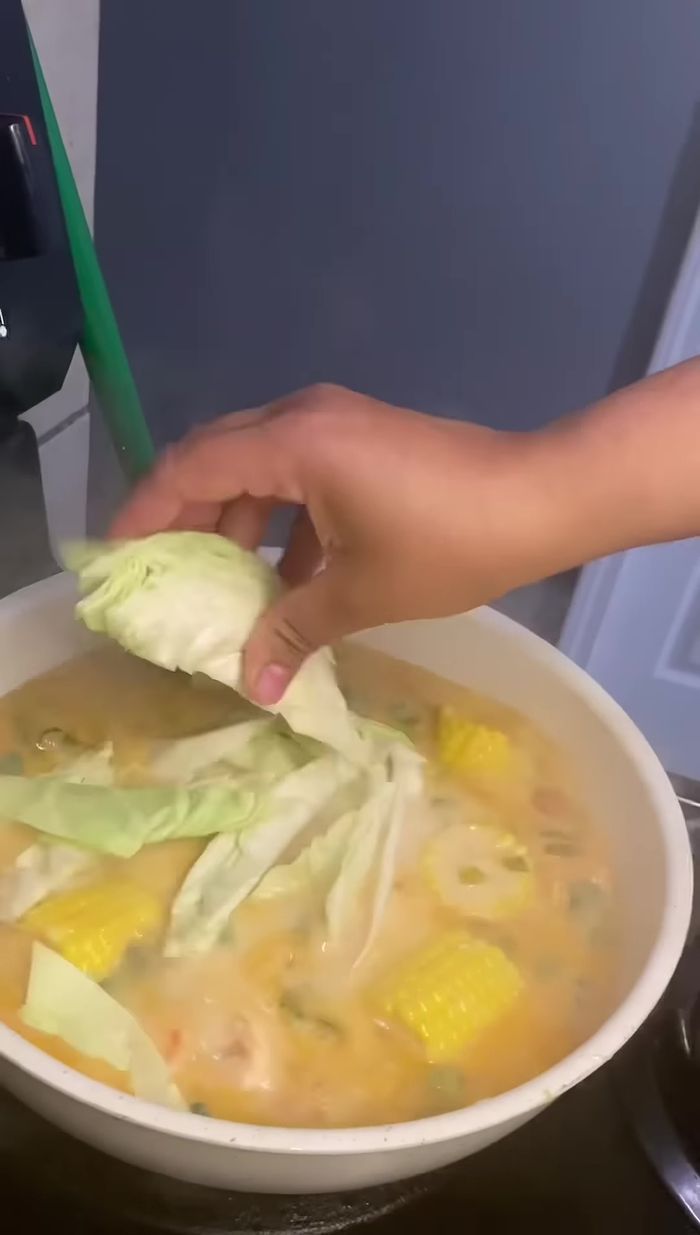 Agregar el elote, el repollo y la yuca a la sopa con leche de coco.