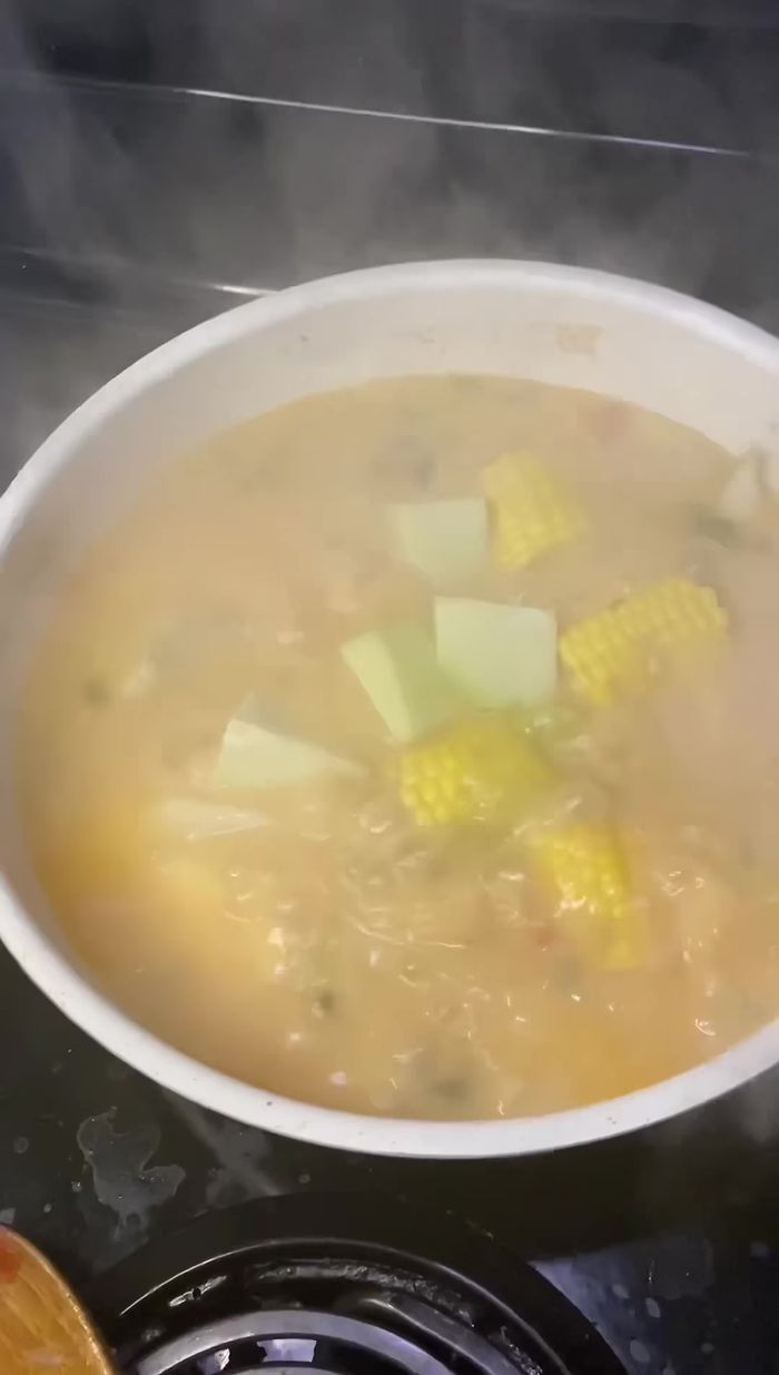 Una vez que la yuca se esté ablandando, añadir el pataste.