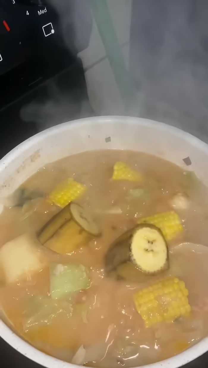 Agregar el plátano maduro y dejar hervir.