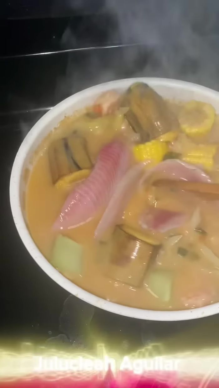 Agregar el filete de pescado y la mezcla de mariscos restantes.