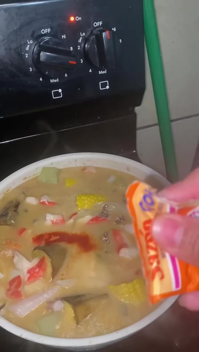 Agregar achiote para dar color a la sopa. Evitar remover demasiado.