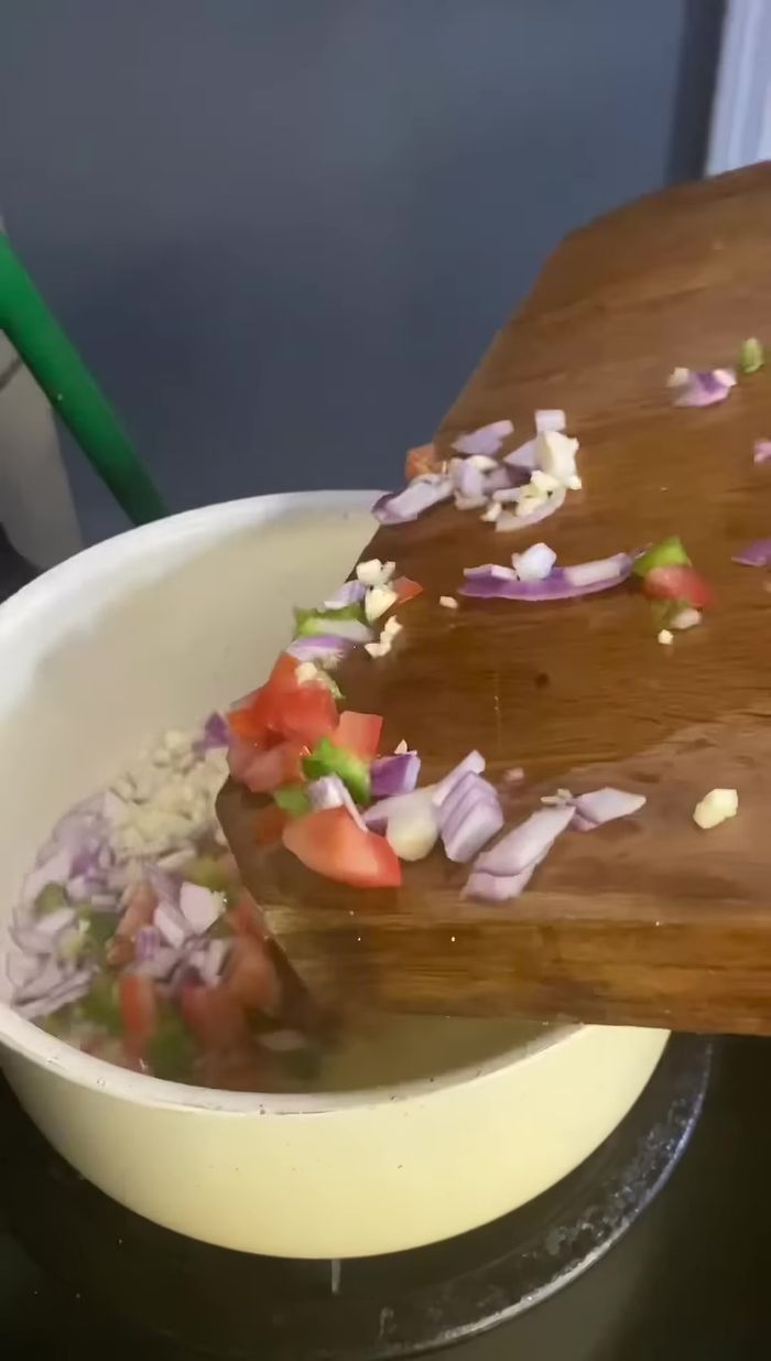 Derretir margarina en una olla y sofreír los vegetales picados.