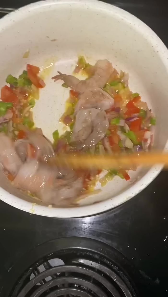 Una vez sofritos los vegetales, agregar los camarones de la mezcla de mariscos.