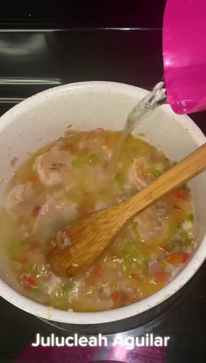 Agregar poca agua, dos cucharadas de consomé de camarón y culantro.