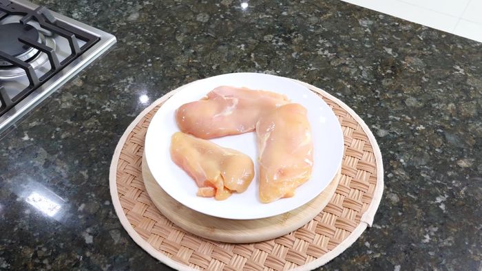 Limpiar las pechugas de pollo, hacer un corte superior y sazonar con sal.