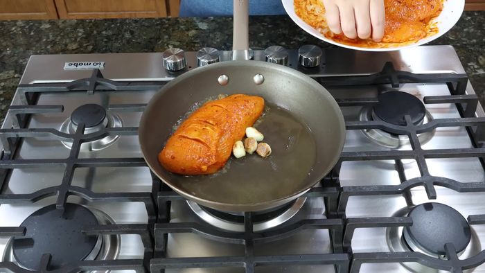 En una cacerola, poner un poco de aceite. Cuando esté caliente, agregar cebolla y ajo.