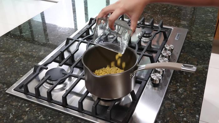 Dejar enfriar. Mientras tanto, en una olla, cocinar 1 taza de pasta de coditos con agua y sal.