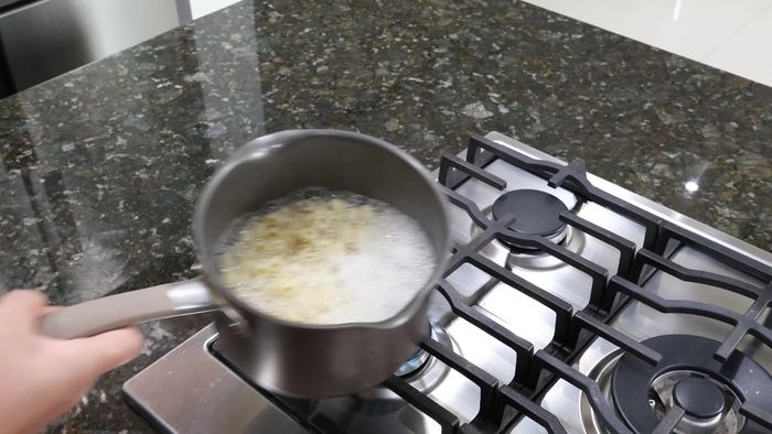 Retirar la pasta del fuego, dejar enfriar un poco y pasarla a un recipiente.