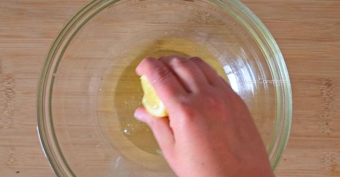Monta las claras a punto de nieve: Bate cuatro claras de huevo con una pizca de sal y unas gotitas de zumo de limón. Bate un minuto con una cucharada de azúcar.