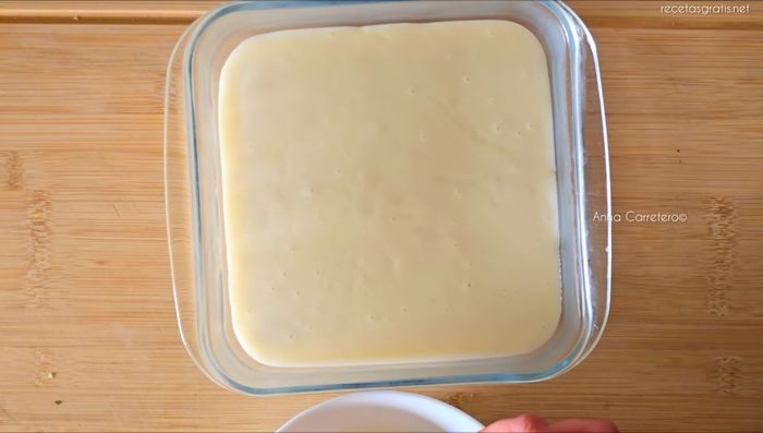 Arma la tarta: coloca una capa de galletas bañadas en leche, luego la mitad de la crema, otra capa de galletas, el resto de la crema y termina con una capa de galletas. (106)