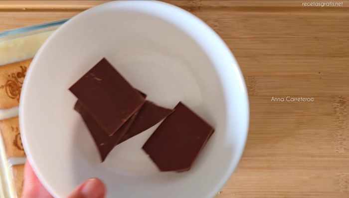 Derrite el chocolate con la nata en el microondas a media potencia durante 30 segundos. (136.2)