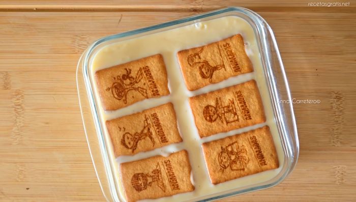 Vierte el chocolate derretido sobre la tarta. (145.64)
