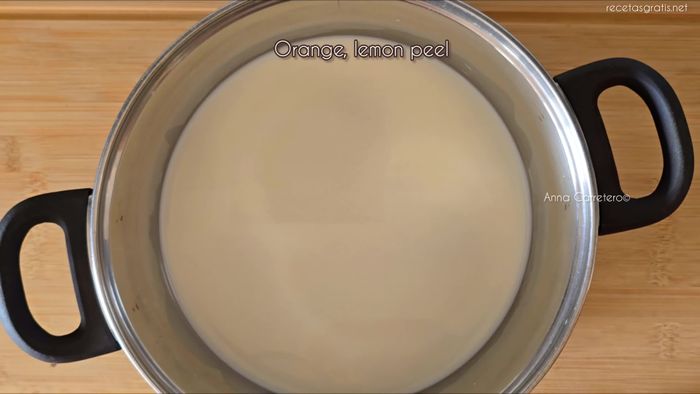 Prepara la crema de base: Calienta la leche con la piel de limón y naranja, la canela y el azúcar a fuego medio durante 4 minutos. (10.599)