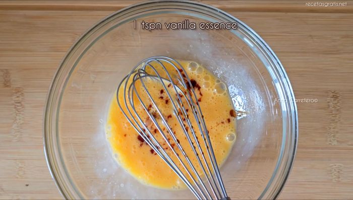 En un recipiente aparte, bate los huevos con la vainilla, 200 ml de leche y la maicena hasta que no queden grumos. (39.039)