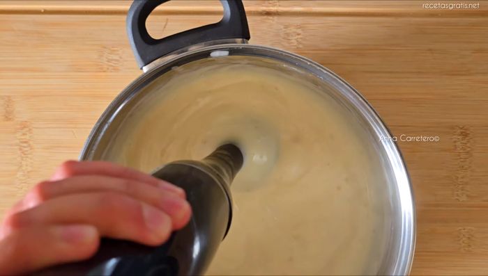 Bate la crema resultante durante 1 minuto. (85.52)