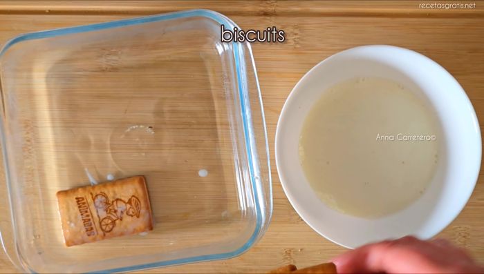 Baña las galletas en media taza de leche. (95.32)