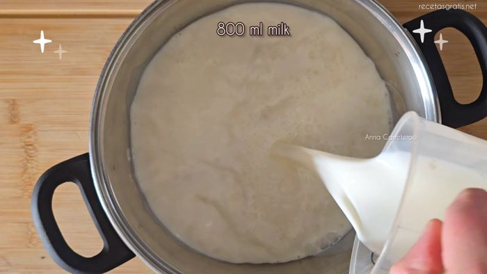 Prepara la base de crema: En una cazuena, calienta la leche con la piel de limón y la canela a fuego medio durante 5 minutos.