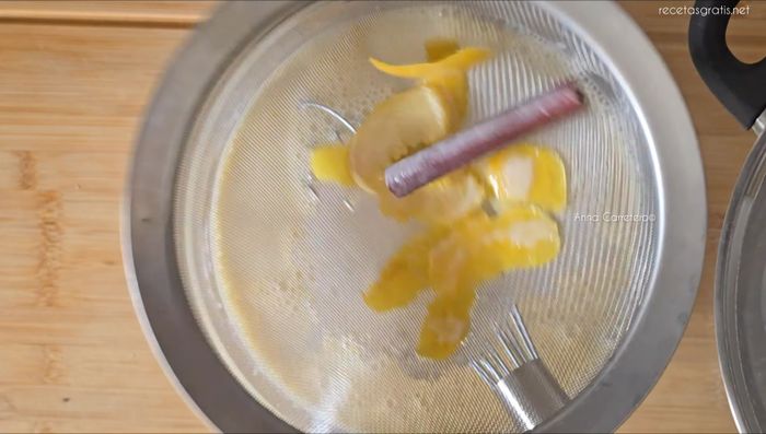 Cuela la leche aromatizada (retira la piel de limón y la canela) y vuelve a ponerla en la cazuena.