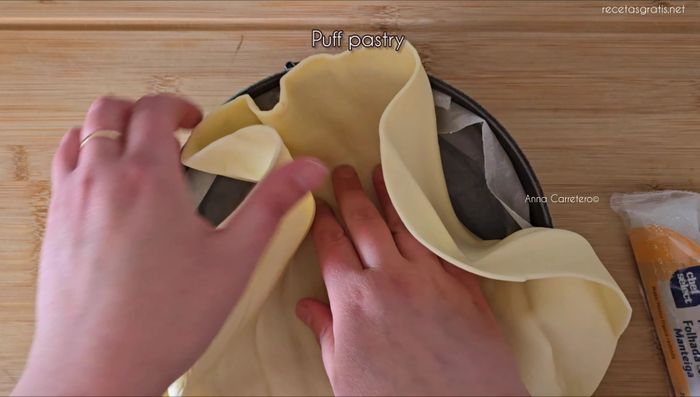 Cubre un molde con una plancha de hojaldre. Vierte la crema y añade un poco de canela.
