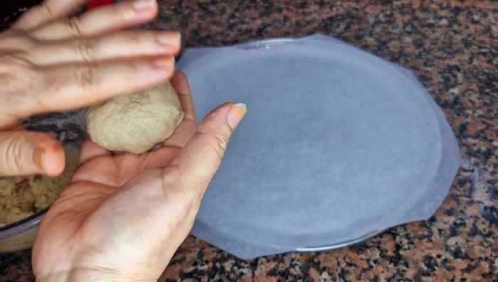Humedece tus manos para evitar que la masa se pegue. Forma las galletas del tamaño y forma que desees.