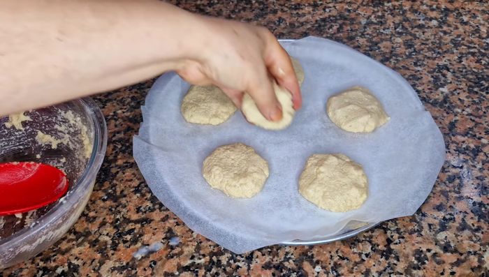 Opcional: Humedece un tenedor y marca las galletas para darles una apariencia más atractiva.