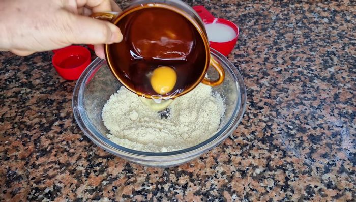 Agrega el huevo, el aceite de coco y la vainilla. Mezcla bien.