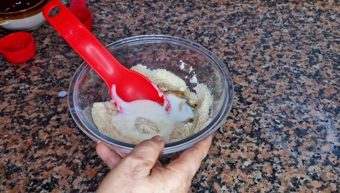 Incorpora el yogur natural sin azúcar y mezcla hasta obtener una masa homogénea.