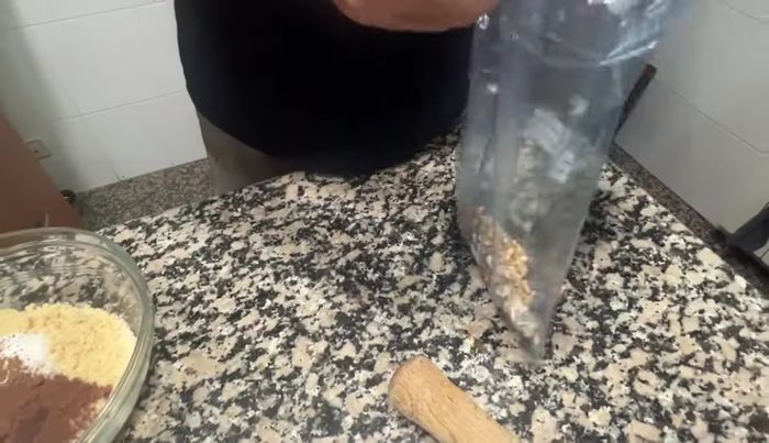 Picar las nueces. Se puede hacer con una bolsita de plástico y un mano de mortero para que queden un poco a tropezones.