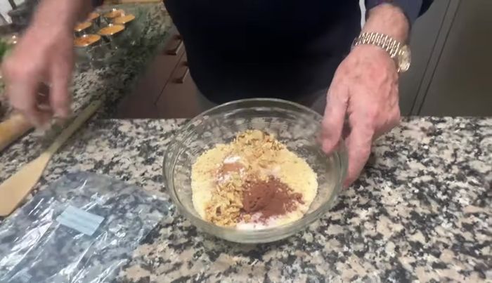 Añadir las nueces picadas a los ingredientes secos y mezclar.
