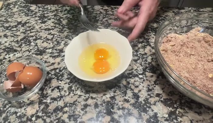 En otro bol, batir ligeramente los huevos.